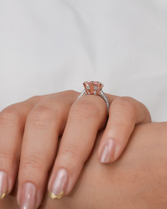 Bague de fiançailles exquise en or rose avec halo de diamants de laboratoire en forme de poire, diamants blancs étincelants sur les côtés et bande pavée double rangée - Product Image 2