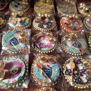 Ensemble de thali pooja artisanal de créateur, avec de vifs motifs festifs de Radha Krishna, magnifiquement imprimés pour les occasions spéciales - Product Image 1