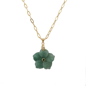 Collier pendentif fleur de fraise verte sculptée à la main, chaîne en laiton plaqué or, bijou floral fait main en pierre précieuse - Product Image 1