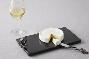 Moderno juego de tabla de quesos de pizarra negra con mango metálico floral y cuchillo para uso en la cena, para servir charcutería y aperitivos. - Product Image 6
