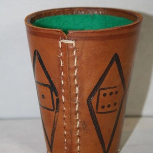 Ensemble de gobelets à dés en similicuir PU, boîte de jeu de société carrée pour polyédres avec intérieur en velours, gobelet silencieux pour secouer les dés - Product Image 6