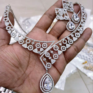 Ensemble collier et boucles d'oreilles élégants classiques en argent plaqué et strass pour femmes, pour mariage, mariée et occasions spéciales - Product Image 1