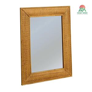 Un espejo de pared impresionante con marco de madera y exquisitos detalles de ratán tejido, en color marrón. - Product Image 3