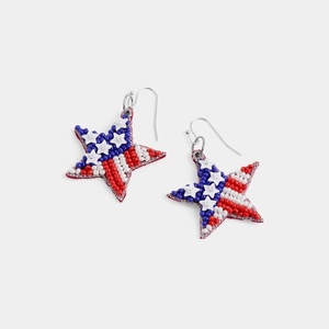Boucles d'oreilles pendantes patriotiques rouges, blanches et bleues, très tendance, pour femmes et jeunes filles, avec fleurs perlées, idéales pour les concerts et le quotidien - Product Image 4