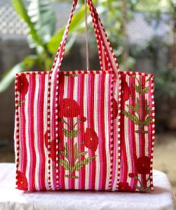 Bolso Tote Acolchado a Rayas Rosas |   Bolso de Mano de Algodón con Estampado Floral |   Bolso de Hombro Estético y Bonito - Product Image 1