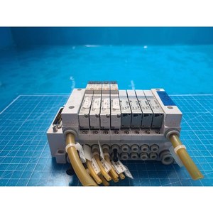 Vanne solénoïde SMC, ensemble de collecteur VQ1100-5, utilisée telle qu'elle est, pièces d'équipement semi-conducteur Legacy - Product Image 1