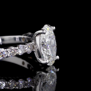 แหวนเพชรทรงรี 1.75 กะรัต รับรองโดย IGI เพชรเพาะเลี้ยงในห้องปฏิบัติการ สำหรับงานหมั้นและวันครบรอบ ตัวเรือนทอง 14K ชุบเคลือบแบบ Pave Band สีขาว E คลาสสิก - Product Image 3