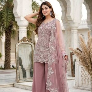 Ensemble Kurta Palazzo en Georgette Lourde pour Femme avec Broderie Perlée Faite à la Main, Paillettes et Dupatta Brodé en Voile Doux - Product Image 4