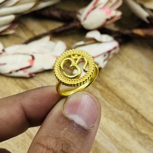 Bagues Om au design bohème, cercles en laiton plaqué or 18 carats pour femmes, bijoux délicats religieux, spirituels et de yoga pour la vente en gros/OEM/ODM - Product Image 6