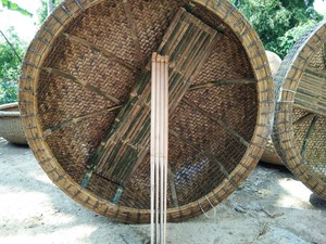 เรือเวียดนามแบบ Coracle ขนาด 2 เมตร ทำจากไม้ไผ่ถักเคลือบไฟเบอร์กลาส สำหรับตกปลาและขนส่ง พร้อมม้านั่งและไม้พาย - Product Image 5