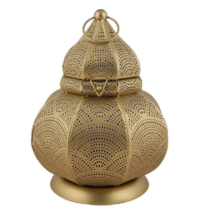 Lanterne gothique en métal noir avec panneaux découpés à motifs floraux et toit à plusieurs niveaux pointu, disponible à prix de gros - Product Image 6