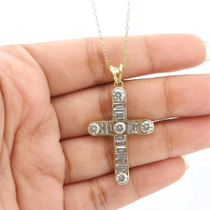 Collar con Colgante de Cruz Chapado en Oro de 18K con Circonitas Cúbicas Engastadas en Canal y Piedras Redondas de Corte Brillante, Joyería Religiosa Unisex - Product Image 3