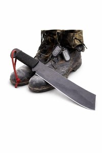 Cuchillo de Comando con Hoja de Acero al Carbono de Filo Recto, Grado Industrial, Grosor de 0.7 mm, Mango Negro, Cordón Rojo - Product Image 3