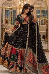 Ensemble festif noir Garba Chaniya Choli en coton mousseline épais à imprimé numérique, avec broderie miroir véritable, jupe évasée de quatre mètres et dupatta assortie - Product Image 3