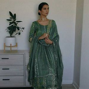 Robe Anarkali brodée verte pour femmes, robe de fête traditionnelle à manches longues pour mariage - Product Image 5