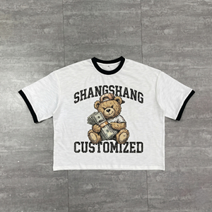Camiseta blanca personalizada de manga corta para hombre con estampado de manos en oración y cruz, ribete en contraste, estilo urbano, tela jersey 100% - Product Image 3