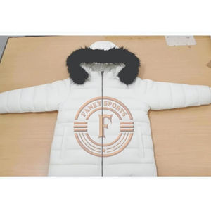 Chaqueta Acolchada Gruesa de Invierno OEM - Chaqueta Acolchada Blanca con Ribete de Piel Extraíble - Product Image 1