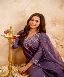 Conjunto de dos piezas de algodón romano con bordado de lujo y dupatta, estilo casual, en stock, prenda étnica de lujo, color morado. - Product Image 4