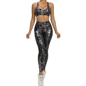 Fournisseur en gros propose un ensemble de vêtements de sport taille haute avec marque privée et prix direct usine pour les importateurs mondiaux. - Product Image 1