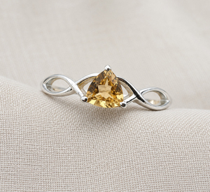 Bague de fiançailles minimaliste pour femme en argent sterling 925, forme triangulaire, pierre précieuse citrine naturelle de 5 mm, sertie de griffes, cadeau pour elle - Product Image 3
