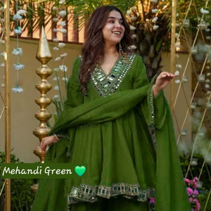 Ensemble Kurti traditionnel pour femmes avec des broderies miroir et un dupatta élégant - Product Image 1