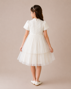 Vestido Formal de Niña con Mangas Abullonadas, Encaje Blanco Bordado, Perlas y Cuello en V, Estilo Mini para Primavera - Product Image 5