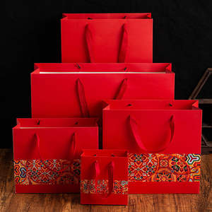 กระเป๋าถือของขวัญงานแต่งงานสีแดง พร้อมปั๊มฟอยล์ทอง ลายนูนเคลือบด้านหรือเคลือบเงา แบบซอง - Product Image 4