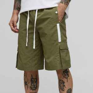 Shorts cargo vert olive pour hommes avec cordon de serrage à la taille et poches, style bermuda décontracté, tissu à séchage rapide - Product Image 1