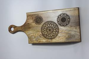 Planche à découper rectangulaire en bois de manguier naturel avec poignée et motif gravé pour la cuisine - Product Image 3
