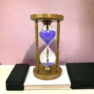 Sablier en laiton de luxe fait main, sablier décoratif vintage coloré, élégant accent de table pour anniversaire, remise de diplôme - Product Image 3