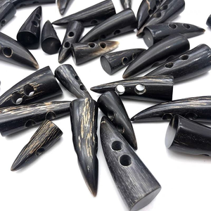 Cierre de cuerno de búfalo ecológico, duradero, hecho a mano, de diseño atemporal para abrigos, chaquetas y suéteres clásicos de invierno. - Product Image 6