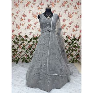 ชุดเลเฮนกาโชลีสำหรับผู้หญิง ดีไซน์สวยงาม พร้อมงานปักลายหรูหรา - Product Image 4