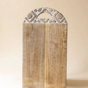 Tabla de cortar de madera rústica con borde natural y nudos, disponible a precios de mayorista para decoración de cocina artesanal. - Product Image 5