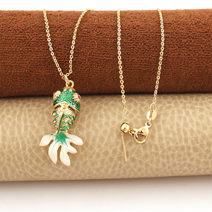 Colgante articulado de latón chapado en oro de 18k con esmalte cloisonné verde de pez koi y pequeños ojos de circonita cúbica, collar tradicional de la suerte y la prosperidad. - Product Image 3