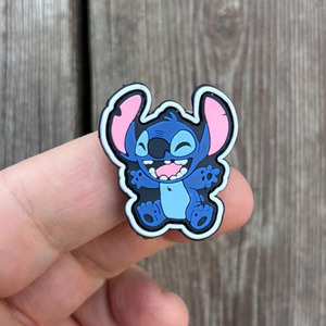 Fournisseur de badges en caoutchouc silicone de haute qualité, logo personnalisé en relief, patchs en PVC souple 3D, aimantés, résistants à l'eau pour vêtements - Product Image 1