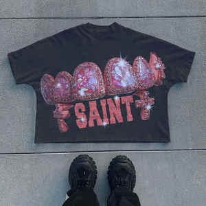 เสื้อยืดแขนสั้นโอเวอร์ไซส์พิมพ์ลาย Saint Glitter สำหรับผู้ชาย สไตล์สตรีทแวร์ คอกลม ดีไซน์โลโก้ด้านหน้า - Product Image 1
