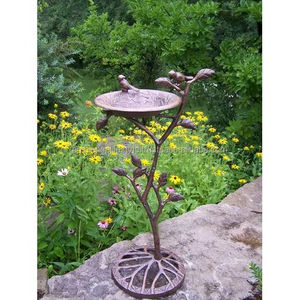 Bain d'oiseaux traditionnel en métal pour jardin, structure durable, finition résistante aux intempéries, parfait pour la décoration extérieure et l'attraction des oiseaux. - Product Image 1