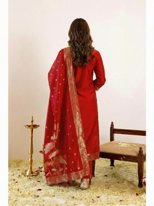 Conjunto de Salwar Kameez de Seda Banarasi Roja de Lujo, con Bordado de Zari Dorado, Kurta Recta y Pantalón Jacquard, para Bodas y Fiestas Indias y Pakistaníes - Product Image 3