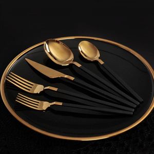 Juego de Cubiertos de Acero Inoxidable Minimalista Icónico para Bodas y Cenas - Sostenible y Duradero para Marcas Modernas que Moldean la Cultura Gastronómica - Product Image 3