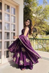 Ensemble de robe en soie Fendy Heavy Flair avec sharara et dupatta brodée – Tenue ethnique élégante pour femmes - Product Image 3