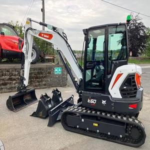 Excavatrice professionnelle Bobcat E60 conçue pour le creusement précis, le terrassement, le nivellement, l'aménagement paysager et les travaux utilitaires. - Product Image 5