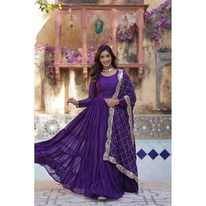 Vestido de Gala y Dupatta Hechos a Mano de Diseñador, Talla XL, Cintura Imperio, con Lentejuelas y Bordados - Product Image 4