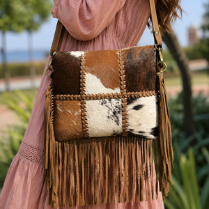 Sac bandoulière en cuir à franges avec motif unique en fourrure de vache, patchs en cuir de vachette, sac à main en cuir de vache, sacs à bandoulière tendance style bohème chic - Product Image 1
