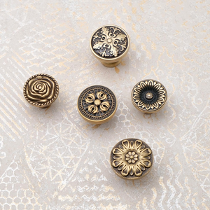 Pomo de latón antiguo con diseño floral, tirador decorativo en relieve para cajones, manija ornamental para muebles, tirador vintage para armarios y cómodas. - Product Image 5