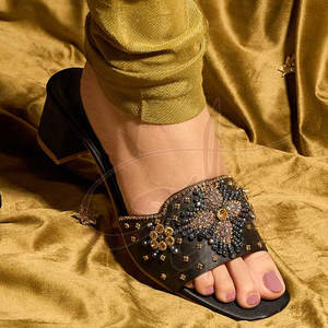 Sandales à talons pour femmes, tendance mode, en satin noir et or imprimé, ornées de perles, faites à la main, antidérapantes, confortables et glamour, toutes saisons - Product Image 6