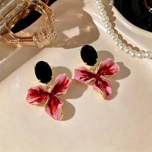 Boucles d'oreilles unisexes vintage plaquées or 14 carats avec nœud floral rose et rouge et clous ovales noirs pour mariage, fête et usage quotidien - Product Image 1