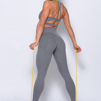 Ensemble de yoga personnalisé pour femmes, avec tissu extensible doux, design élégant, couleurs personnalisées et coupe confortable pour le fitness et le bien-être.