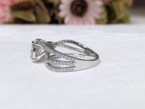 Anillo de compromiso de lujo vintage con moissanita de 2.50 ct y engaste de garras retorcidas Lurba Jewels, regalo de aniversario para mujer, de oro macizo - Product Image 3