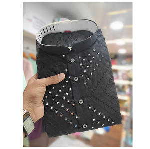 Kurta tradicional de algodón para hombre con bordados detallados en la parte delantera y trasera para eventos culturales y fiestas. - Product Image 3