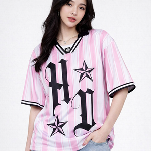 Camiseta de fútbol americano de malla a rayas rosas para mujer, cuello en V oversize, estilo streetwear con estampado gótico, OEM, marca privada, pedido al por mayor para mujer - Product Image 1